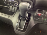 インパネシフトを採用しているので、前席の足元も広々としています。運転席と助手席の行き来もスムーズです!