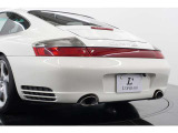 996カレラ4Sはフルタイム4WDとワイドボディ、スポーツシャシーを組み合わせた安定感のある1台となっております。リアアングルが魅力的です。