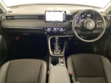 車内は光触媒抗菌消臭施工済です。スタイリッシュなデザインでスポーティなインパネ周りを演出します。グローブボックスやカップホルダーのほかにトレーなどたくさんの収納スペースが付いています。