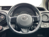 握りやすいステアリングは、運転操作をより快適にします。スポーティーなデザインで、ドライビングへの意欲を掻き立てます。