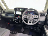 運転席まわりです。 各操作スイッチは使いやすい位置に配置されてます。