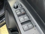 【電動格納ミラー】サイドミラーは電動格納式となっており、狭い駐車場でもキズがつくリスクを抑えられます。