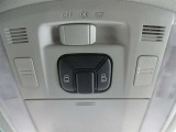 運転席・助手席両側で使いやすい、オーバーヘッドの両側パワースライドドア操作スイッチです。