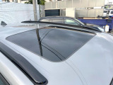 【サンルーフ】開放感たっぷりの希少装備、サンルーフが装着されています!車内に明かりを取り入れたり景色を楽しむ以外にも、車内の空気も簡単に換気できて快適です!