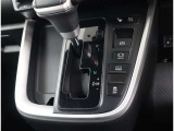 電動パーキングブレーキで引っ張る力が弱い、踏みこむ力が弱くブレーキが十分に効かずに、坂道では車が動き出してしまう恐れを防げて力の弱い人でも安定したブレーキ性能が期待できます。