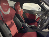 【専用スポーツシート】ホールド性に優れ、カーブ時の体が流れを抑制してくれます。また、体にフィットするから腰や背中が疲れにくく、ロングドライブや高速走行でも快適にお過ごしいただけます♪