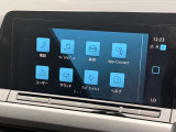 便利なスマホ連携機能( Apple CarPlay・Android Auto対応)を搭載!お手持ちのスマートフォンを接続するだけで、大画面の純正モニターに使い慣れたスマホの地図アプリや音楽アプリが映し出されます!