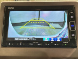 リバースギアに入れるだけで後方の表示へ切り替わります。夜間や雨の日の駐車も楽になりますよ。