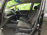 落ち着いた色調のインテリアが、上質な空間を演出。運転に集中できる環境をご提供します。快適なカーライフをサポートします。