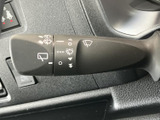 雨天時でもクリアな視界を確保するワイパーレバー。操作も簡単で、雨の日の運転を安心なものにします。