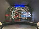 視認性の高いメーターパネル。速度や回転数など、運転に必要な情報を一目で確認できます。デジタル表示を採用し、スタイリッシュな印象を与えます。