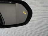 隣車線を走る車両をレーダーで検知し、ドアミラーでは確認しにくい後側方エリアに存在する車両に加え、急接近してくる車両も検知します。車両を検知するとドアミラーに搭載されたLEDインジケーターが点灯します。