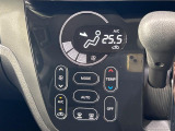 【オートエアコン】一度お好みの温度に設定すれば、車内の温度を検知し風量や温度を自動で調整。暑い&hellip;寒い&hellip;と何度もスイッチ操作をする必要はありません。快適な車内空間には必須の機能ですね♪
