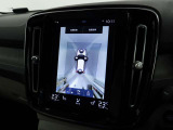 360&deg;ビューカメラは駐車枠や周囲の車両との位置関係が一目瞭然で駐車をサポートしてくれるだけでなく、車両直近の死角を減らして安全性を高める装備。ステアリング切り角に連動した進路予測線も表示されます。