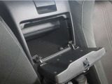 車検証ケースやサングラスなどを収納できるスペースもあります。