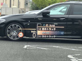 人気のヘッドアップディスプレイ!現在の車速、ナビゲーション・システムによるルート案内の矢印表示、チェック・コントロール、前車接近警告など、さまざまな情報をドライバーの視界内に直接表示いたします!