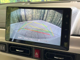 【バックカメラ】駐車時に後方がリアルタイム映像で確認できます。大型商業施設や立体駐車場での駐車時や、夜間のバック時に大活躍!運転スキルに関わらず、今や必須となった装備のひとつです!