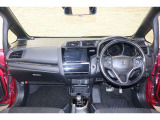 操作性に優れた運転席となります!小物入れや各ボタンの配置にこだわり、使いやすいです!座り心地もよく視認性も良好なのでロングドライブもお任せ下さい!