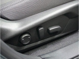 電動シートを装備。お客様に安全に運転頂けるよう座席の位置、座面の上げ下げやリクライニングの加減も細やかな設定を可能にしました。