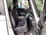 フロント広々、ベンチシートの運転席は、ハイトアジャスターが付いているので、快適にドライブができます。ハンドルはチルトステアリングで、ハンドル位置を上下に調節できます。