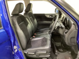 女性でも運転がしやすいように、シートの高さ調整機能(シートリフター)がついています。運転席と助手席の間が空いている為、助手席側への移動がスムーズです。交通量の多い道でも助手席側から乗り降りができます。
