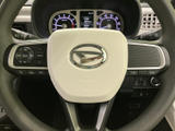 握りやすいステアリングは、運転操作をスムーズにします。オーディオやハンズフリー通話のスイッチも操作しやすい位置に配置されています。