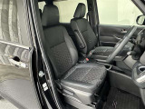 運転席/助手席です。姿勢が崩れず正確なステアリング操作で安心です。