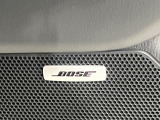 【BOSEサウンドシステム】メーカーオプションの高品位サウンドシステムを搭載。専用のチューニングが施された大小様々なスピーカーから良質なサウンドが奏でられ、臨場感あふれる音響空間を演出します。