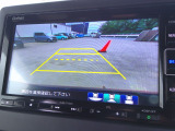 バックカメラの画像です。ガイドラインがスムースな車庫入れをサポートいたします。車庫入れの安心感がアップしますね。