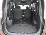 【トランクルーム】荷室の広さも十分です!シートアレンジでシートを畳めば長い荷物だって積めますね。シートアレンジの操作方法など、お気軽にご相談下さい。