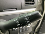 操作しやすいウインカーレバーで、安全な車線変更をサポート。直感的に操作でき、スムーズな運転をアシストします。ウインカーの操作も楽々です。
