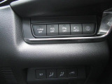 こちらのお車には先進安全装備が多数搭載されています。衝突被害を回避あるいは軽減するためのブレーキや、後方死角からの接近警報、車線逸脱を防止する警報装置など、詳しくはスタッフまでお尋ねください。