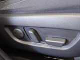運転席にはメモリー機能付きの電動シートを採用しています。