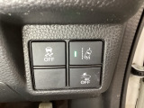 Hondaセンシング用の、VSA(ABS+TCS+横滑り抑制)解除と路外逸脱抑制機能のオンオフスイッチなどはハンドルの右側に装備しています。