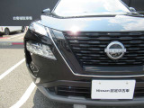 LEDヘッドランプ:ハロゲンランプの約2倍の光量でより明るく遠くを照らし、夜間走行時の視認性を高めます。