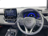 運転席まわりです。 各操作スイッチは使いやすい位置に配置されてます。