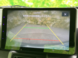 後方確認が容易なモニターで、安全な運転をサポート。駐車時の不安を軽減し、自信を持って運転できます。