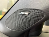 【BOSEサウンドシステム】メーカーオプションの高品位サウンドシステムを搭載。専用のチューニングが施された大小様々なスピーカーから良質なサウンドが奏でられ、臨場感あふれる音響空間を演出します。