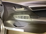 電動格納式リモコンドアミラーと、パワーウィンドウスイッチ等は運転席ドアにあります。