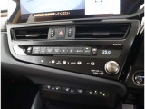 運転・助手席で独立した温度設定のできる、オートエアーコンディショナー。花粉除去機能、イオン発生機能を装備し、室内を快適な環境に保ちます。