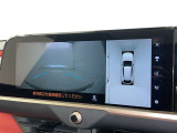 パノラミックビューモニターを装備。駐車場や交差点でクルマを真上から見るように周囲を確認できます。機能の詳細は販売店スタッフまでおたずねください。