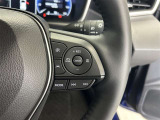 前方の車との車間を設定し、スピードを上げたり緩めたりを自動で行ってくれる追尾式の「レーダークルーズ」。上級装備の一つです!高級車にしかつかない嬉しい機能です。