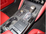 手元でナビゲーションなどの操作を可能にする「リモートタッチ」は、運転姿勢の変化を抑制し、スムーズな操作が可能です。