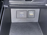 充電用USB端子付き。スマートフォンなどの充電に便利です。