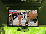 後席の乗員も楽しめるモニターを搭載。動画鑑賞で、長距離移動も快適に。家族でのドライブに嬉しい機能です。