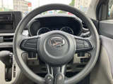 握りやすい形状のステアリングは、運転時の操作性を高めます。程よい太さで、しっくりと手に馴染む感覚です。快適なドライビングをサポートします。