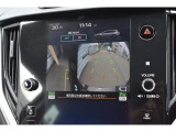 車両後方の映像を車内のディスプレイに表示し、駐車時や後退時の障害物や歩行者の確認を補助します。 広角レンズを採用し、広い範囲を映し出すことができます。