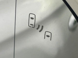 【ブラインドスポットモニター】走行中、ドアミラーの死角になりやすい箇所に後続車が接近するとサイドミラーのレンズに警告を表示!ドライバーに注意喚起をしてくれます。
