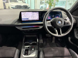 コックピットは、BMWらしくセンター・コンソールがドライバーに向けて傾けられた設計になっています。