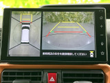 後方確認がスムーズに行えるバックモニターを搭載。駐車時の安全性を高め、ガイドライン表示でより正確な車両操作をサポートします。
